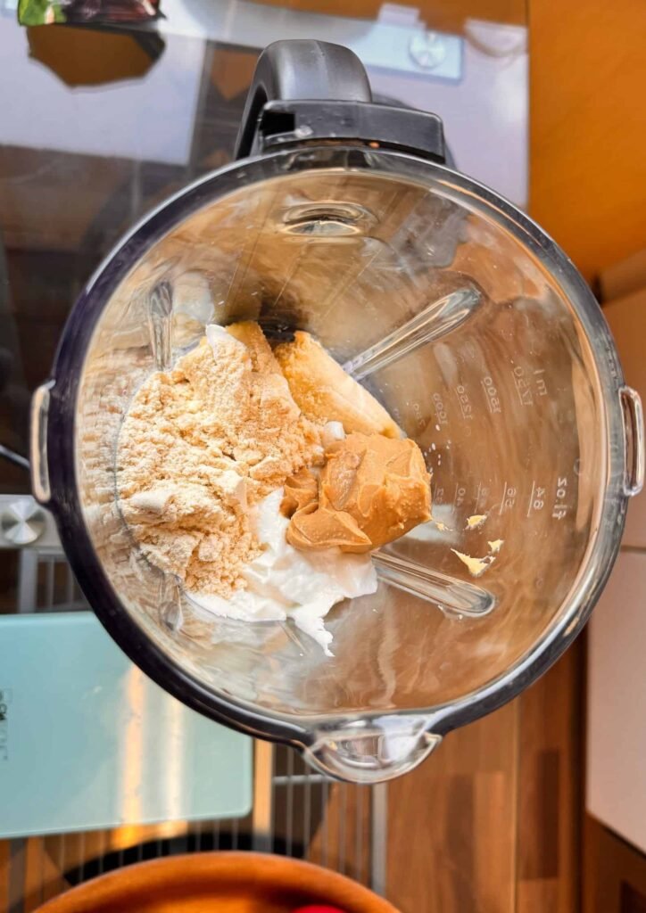 Heidelbeer Bananen Protein Smoothie im mixer