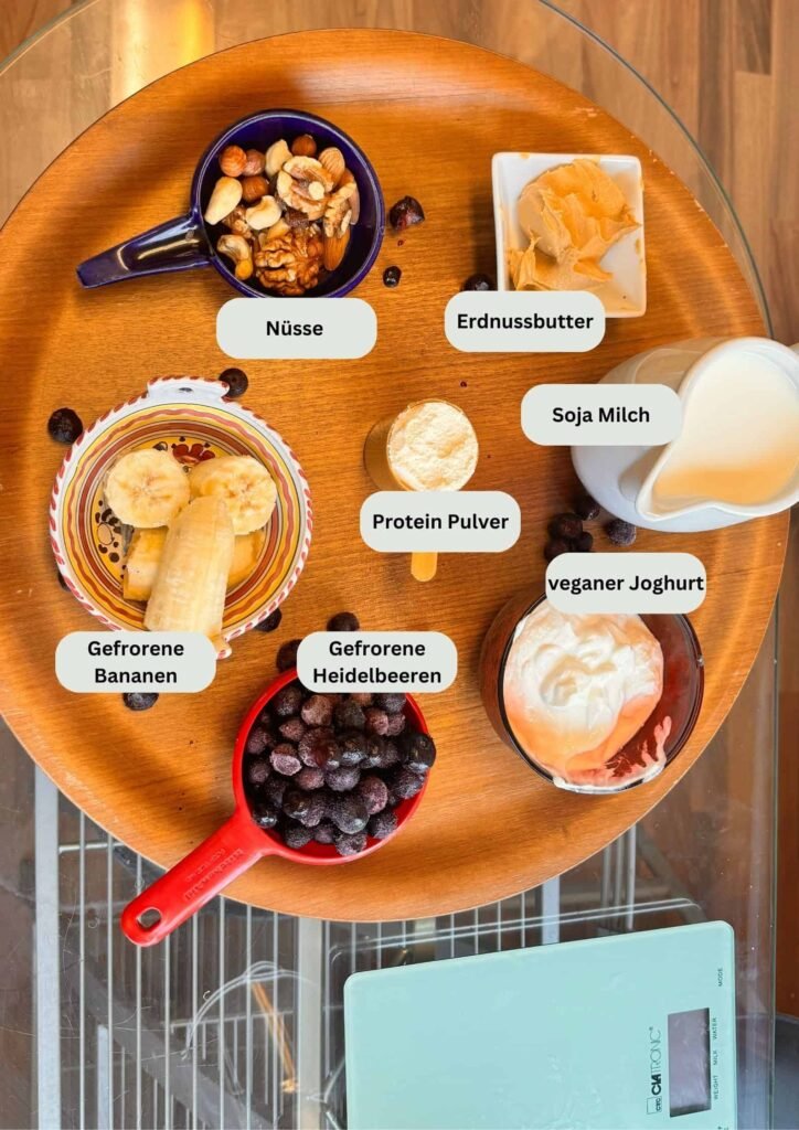 Zutaten zur Heidelbeer Bananen Protein Smoothie Vorbereitung
