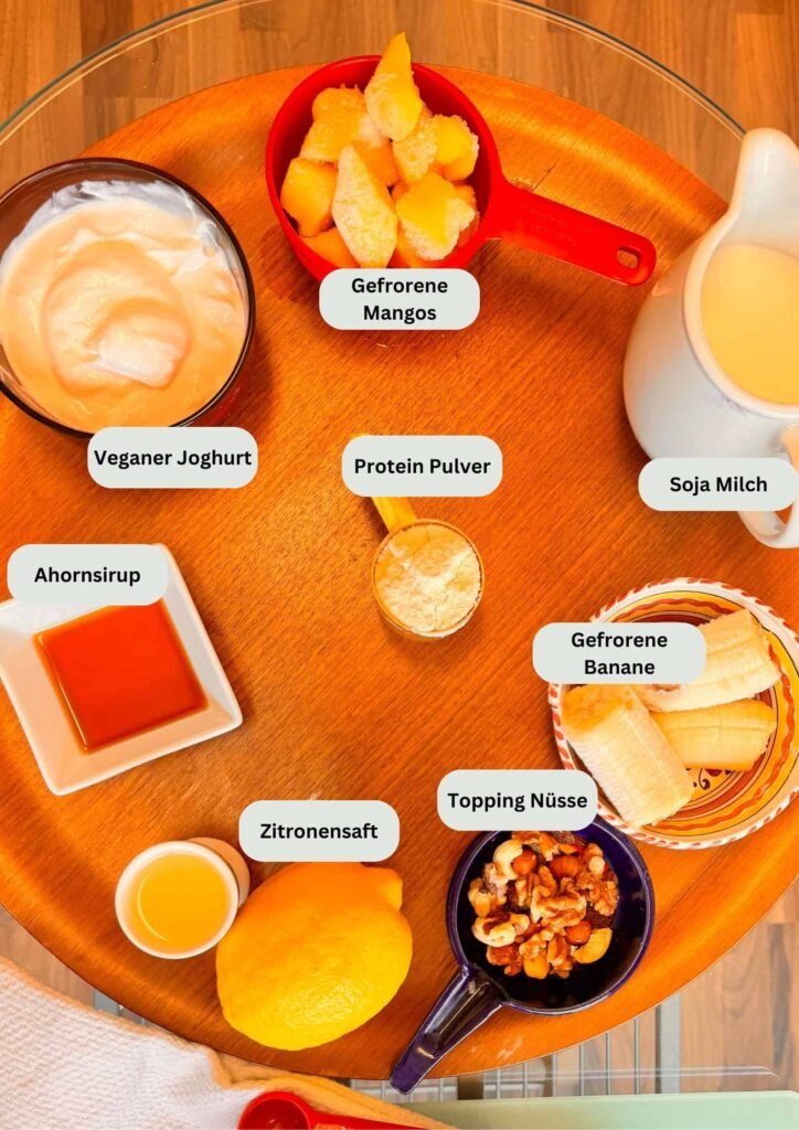 mango-protein smoothie-in-Tablett